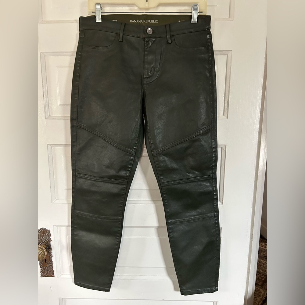 Banana Republic Dark Green Skinny Pleather Pants with Pockets. Size 29